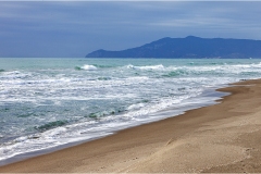 100--Le coste della Toscana-Oasi-di-Burano-Marina-sullo-sfondo-Argentario